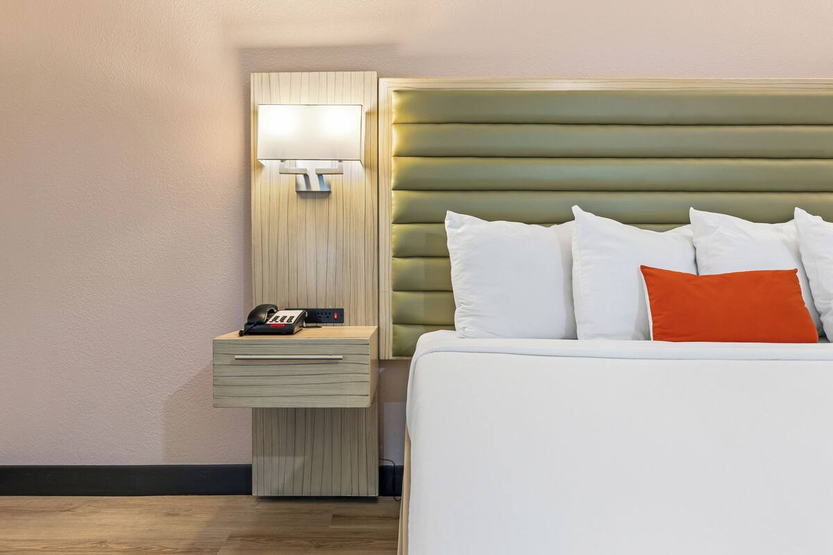 Room, 1 King Bed | Desk, laptop workspace, blackout drapes, soundproofing