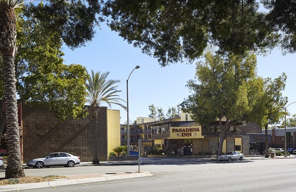 A building with a sign for 'Pasadena Inn'. - Pasadena Inn at Old Town   (Pasadena)