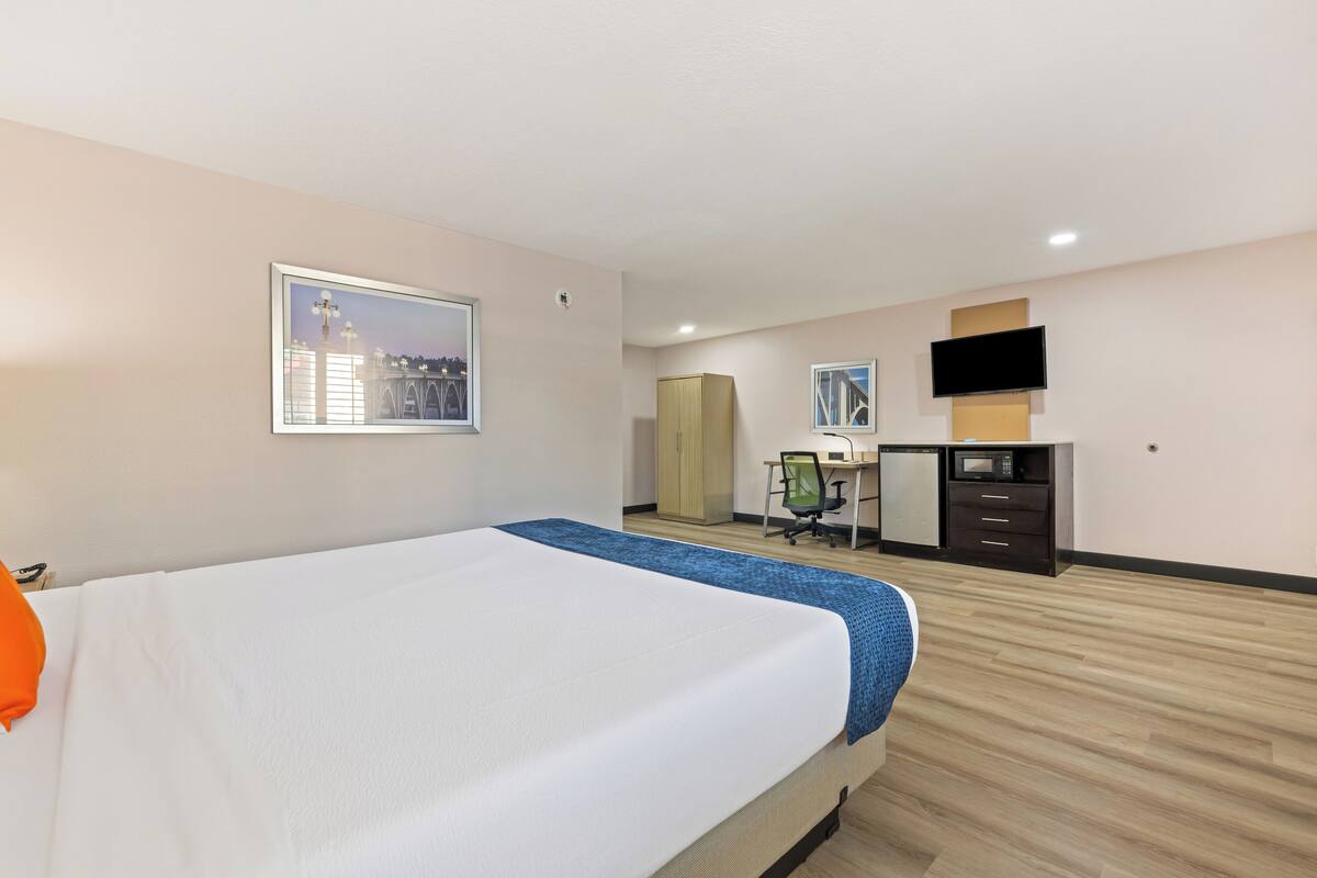 Room, 1 King Bed, Mobility Accessible | Desk, laptop workspace, blackout drapes, soundproofing