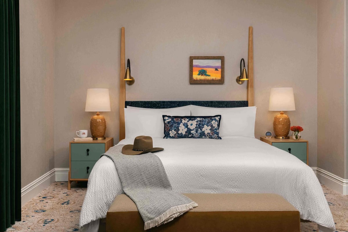 In-room safe, desk, iron/ironing board, bed sheets