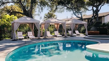 Piscina all'aperto, cabine incluse nel prezzo, lettini