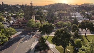 Uma cidade com uma cafeteria, um parquinho e um parque com bancos.