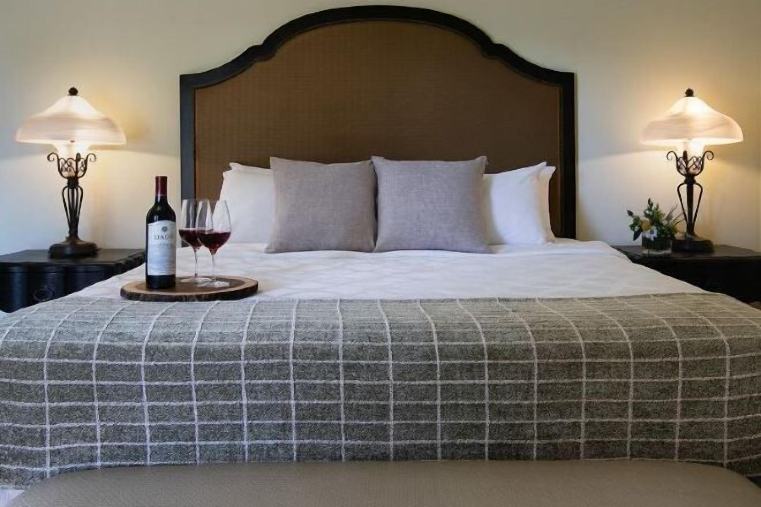 Safe på rommet, skrivebord, strykejern/-brett og sengetøy