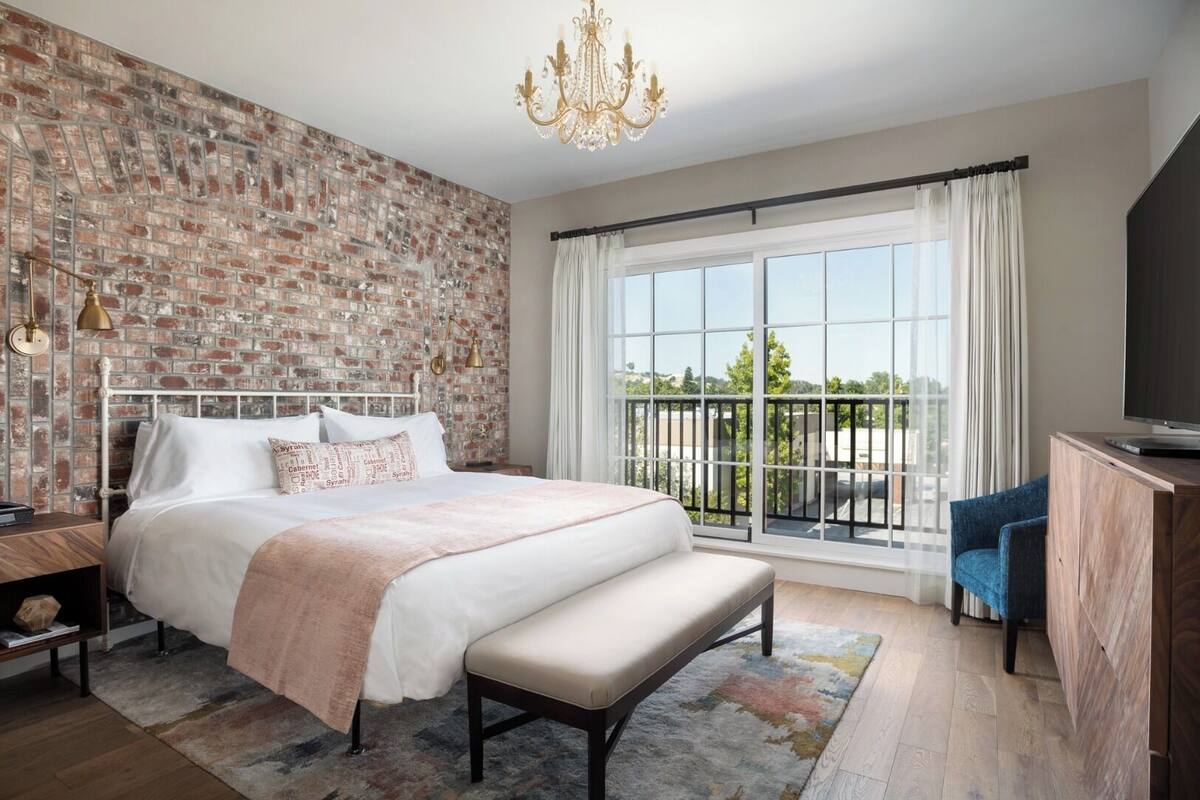 Signature Room, 1 King Bed (The Piccolo at Paso Robles Inn) | In-room safe, desk, iron/ironing board, bed sheets