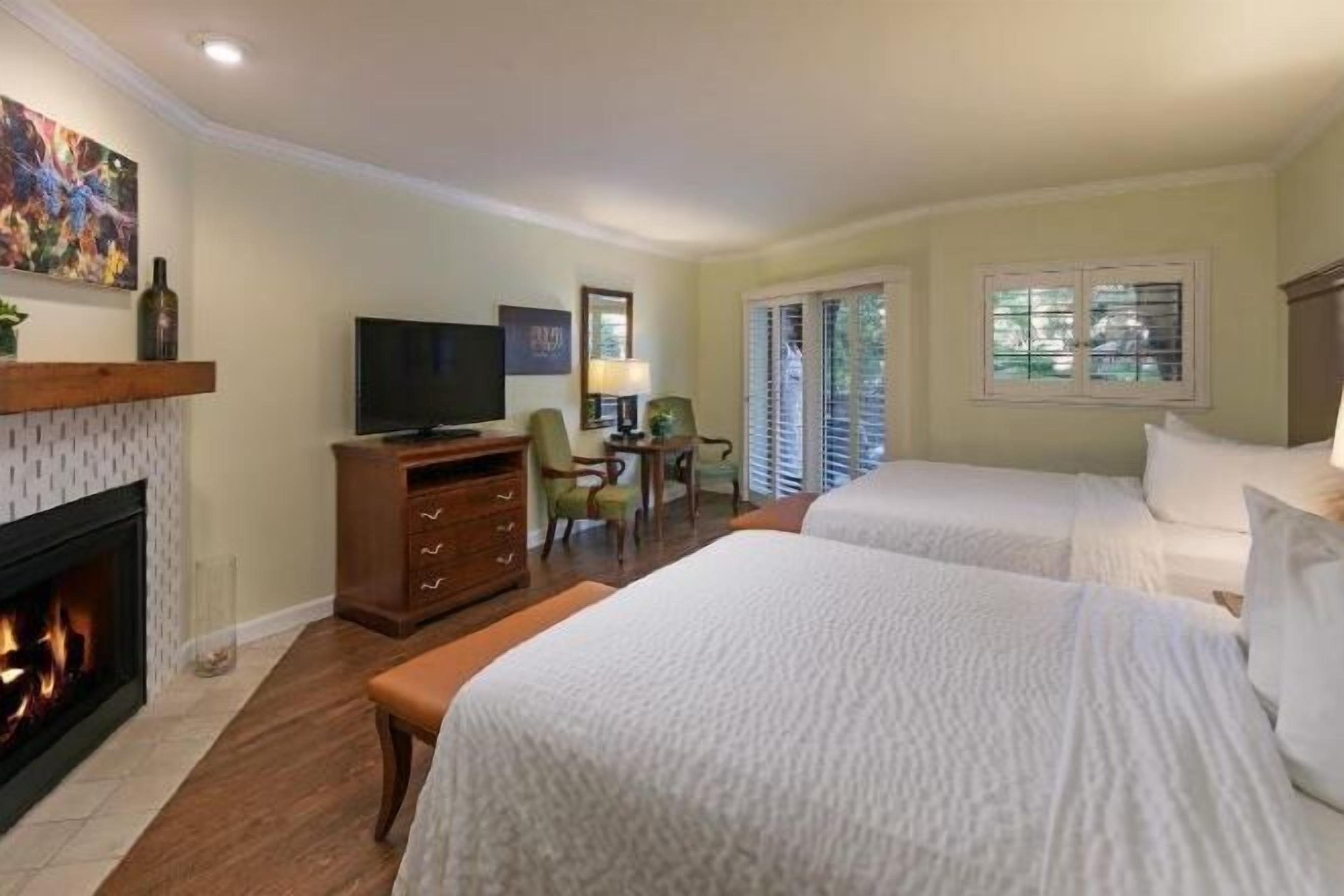 Safe på rommet, skrivebord, strykejern/-brett og sengetøy