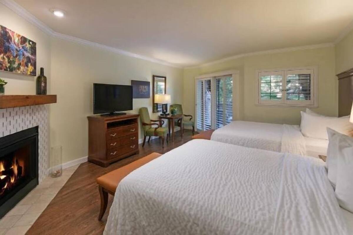 Safe på rommet, skrivebord, strykejern/-brett og sengetøy