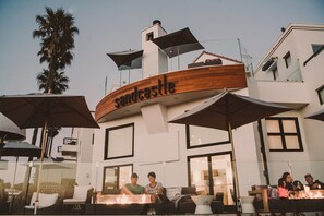 Front of property - evening/night - Sandcastle Hotel on the Beach (Pismo Beach)