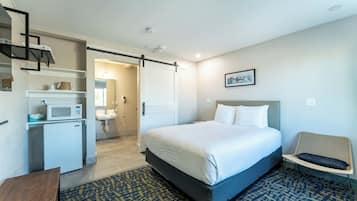 Standard Room, 1 Queen Bed, Accessible, Non Smoking | Bathroom | Shower, free toiletries, hair dryer, towels