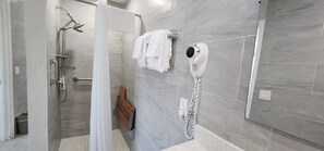 Chambre Standard, 1 grand lit, accessible aux personnes à mobilité réduite, non-fumeur | Salle de bain