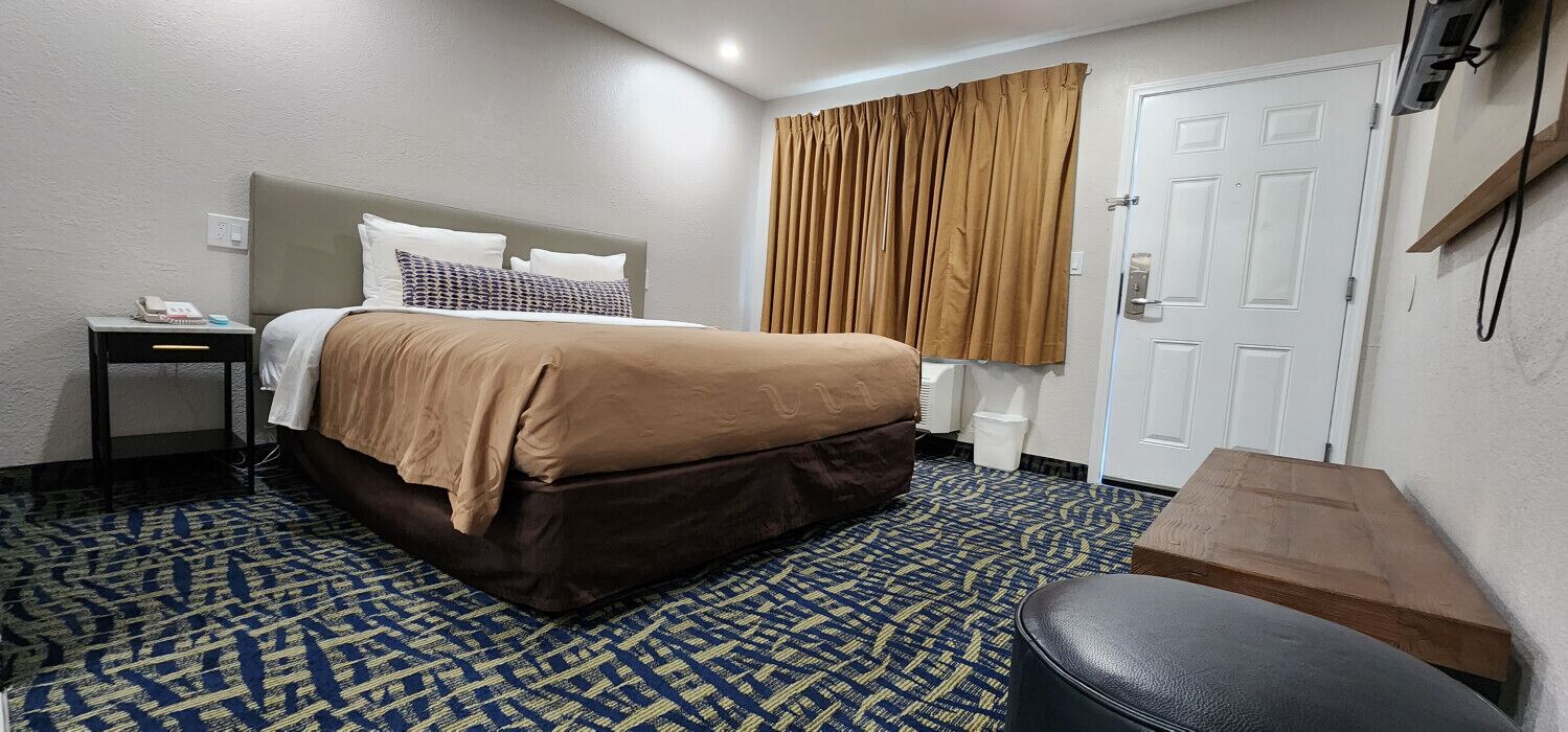 Standard Room, 1 King Bed, Non Smoking | Premium bedding, blackout drapes, iron/ironing board, free WiFi