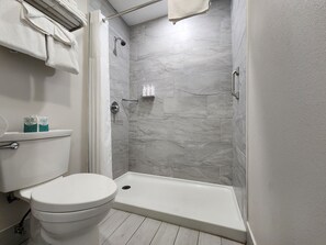 Shower, free toiletries, hair dryer, towels - The Grove At Pismo Beach (Pismo Beach)