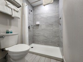 Ducha, artículos de tocador gratuitos, secador de pelo, toallas