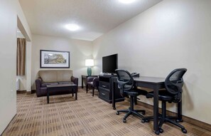 Deluxe Studio, 1 Queen Bed with Sofa bed, Non Smoking