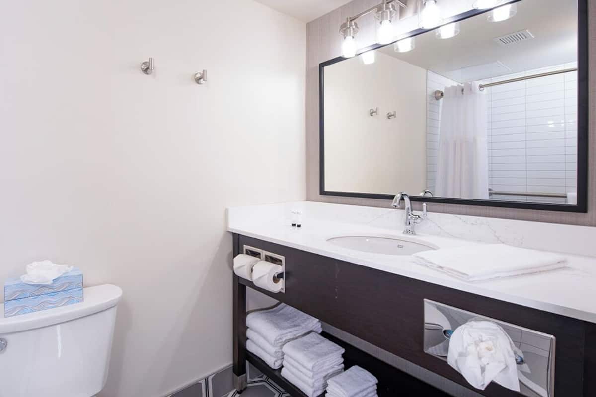 King Room (No Resort Fee) | Bathroom | Free toiletries, hair dryer, towels