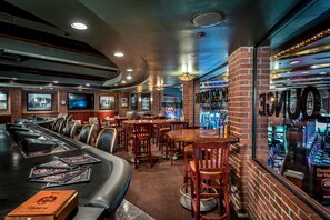 4 bars/lounges, pub