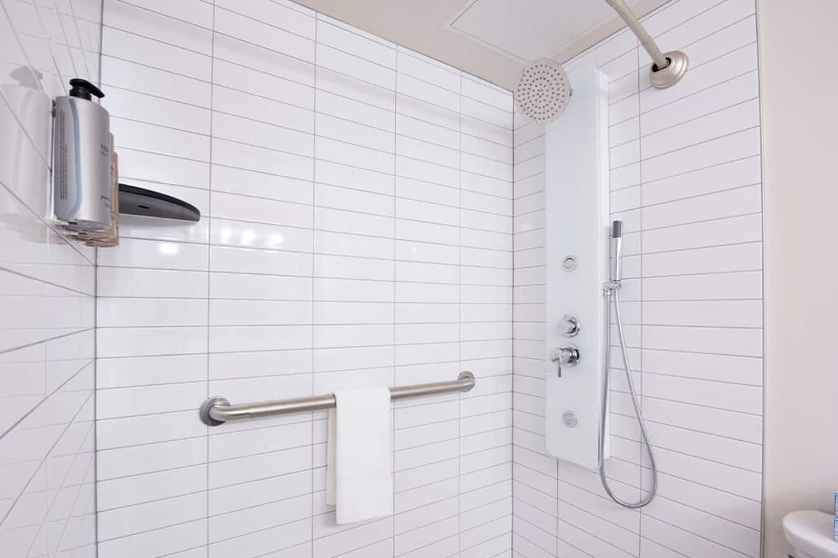 Run Of House Room (No Resort Fee) | Bathroom | Free toiletries, hair dryer, towels