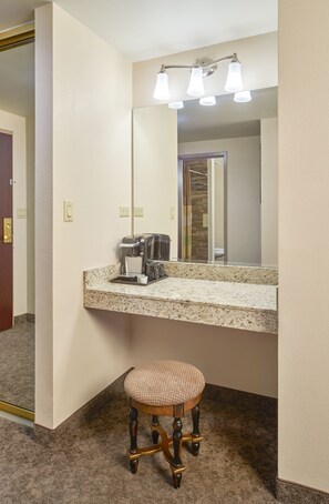 Regal Suite | In-room safe, blackout curtains, iron/ironing board, free WiFi - Four Queens Hotel and Casino (Las Vegas)