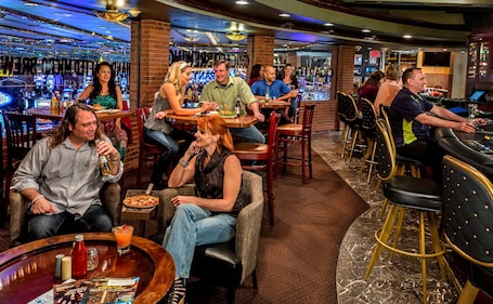 4 bars/lounges, pub. Four Queens Hotel and Casino