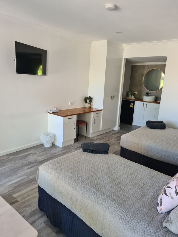 Desk, laptop workspace, iron/ironing board, free WiFi - Alice Motor Inn (East Side)