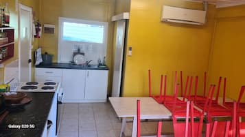 Microondas en la zona común y hervidor eléctrico