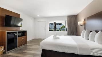 Laptop workspace, blackout drapes, iron/ironing board, free WiFi