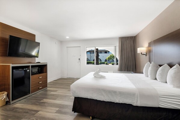 Laptop workspace, blackout drapes, iron/ironing board, free WiFi