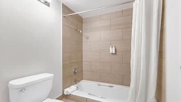 Combined shower/tub, free toiletries, hair dryer, towels