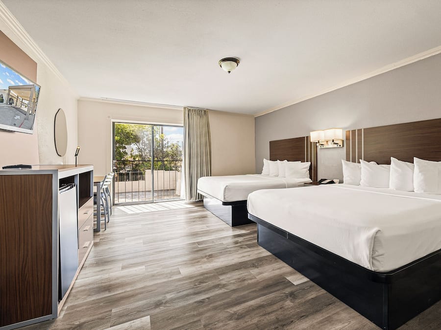 Rom – standard, 2 queensize-senger, ikke-røyk | Skrivebord for bærbar PC, blendingsgardiner og strykejern/-brett