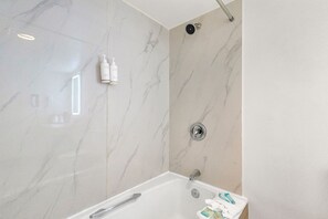 Combined shower/tub, free toiletries, hair dryer, towels - Heritage Inn Express Roseville (Roseville)
