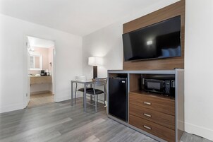 标准房, 1 张特大床, 无烟房 | 客房服务设施