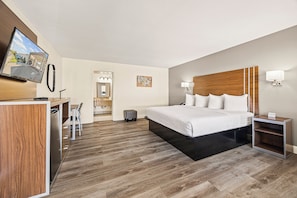 Standard Room, 1 King Bed, Non Smoking | Laptop workspace, blackout drapes, iron/ironing board, free WiFi - Heritage Inn Express Roseville (Roseville)
