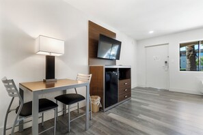 Standard Room, 1 King Bed, Non Smoking | Room amenity