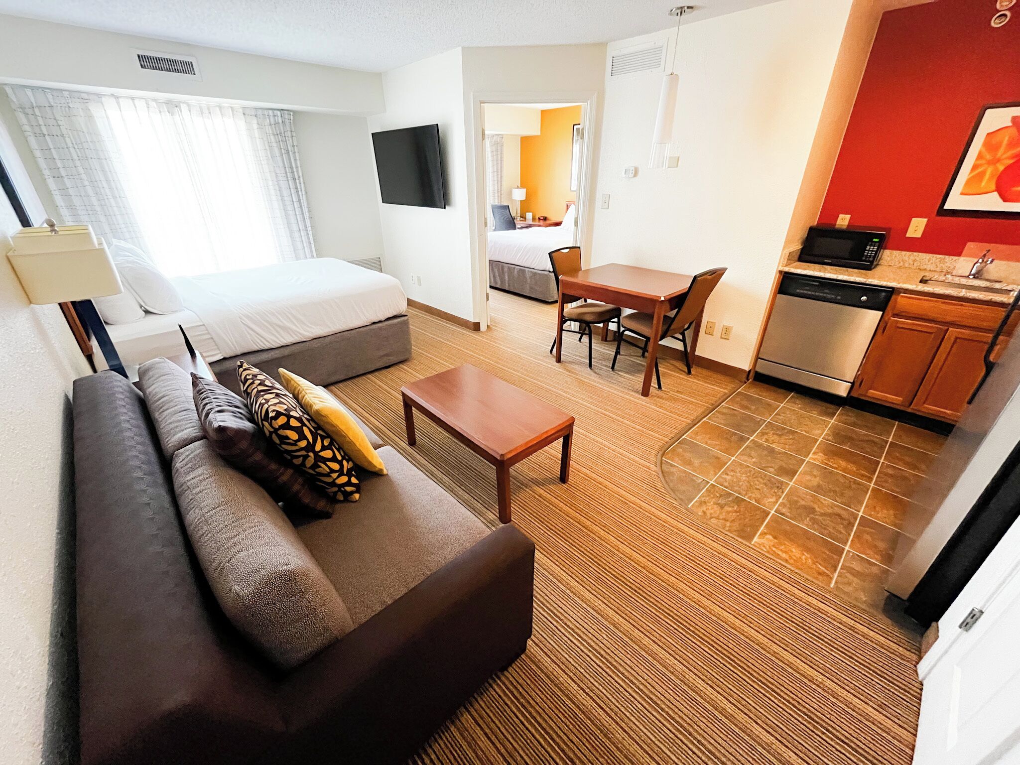 埃及棉床单、高档床上用品、办公桌、笔记本电脑工作区