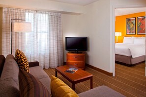1 bedroom, Egyptian cotton sheets, premium bedding, desk