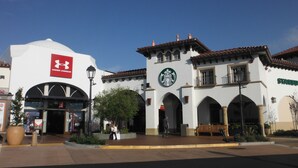 Ein Gebäude mit Starbucks-Logo und Under Armour-Beschilderung.