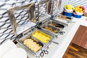 Café da manhã com buffet grátis todos os dias