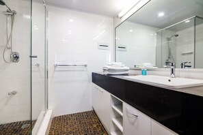 Apartment, 2 Bedrooms | Bathroom | Shower, free toiletries, hair dryer, towels - The Ridge Apartment Hotel (Spring Hill)