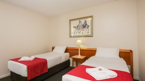 Ropa de cama de alta calidad, minibar y escritorio 