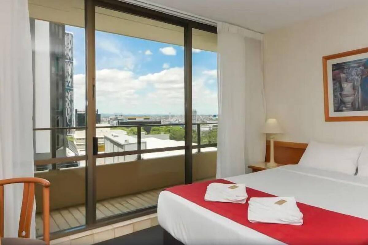 Premium bedding, minibar, desk, iron/ironing board