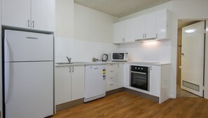Frigorífico, microondas, placa de cocina y cafetera o tetera