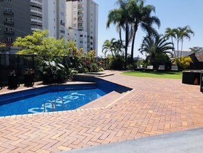 Utomhuspool och solstolar