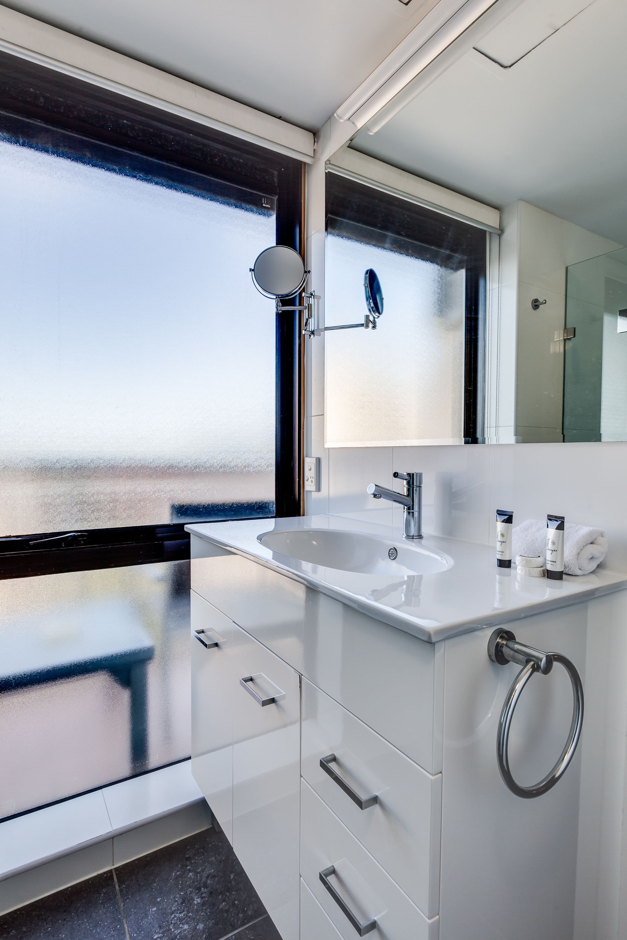 hotel king room | bathroom sink