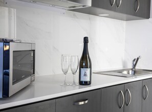 Réfrigérateur, micro-ondes, plaque de cuisson, bouilloire électrique