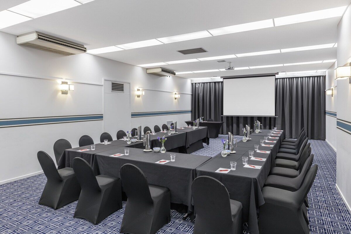 Ramada by Wyndham Diplomat Canberra