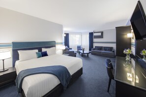 高档床上用品、加厚床垫、迷你吧、客房内保险箱