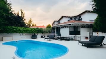 Sæsonbestemt udendørs pool