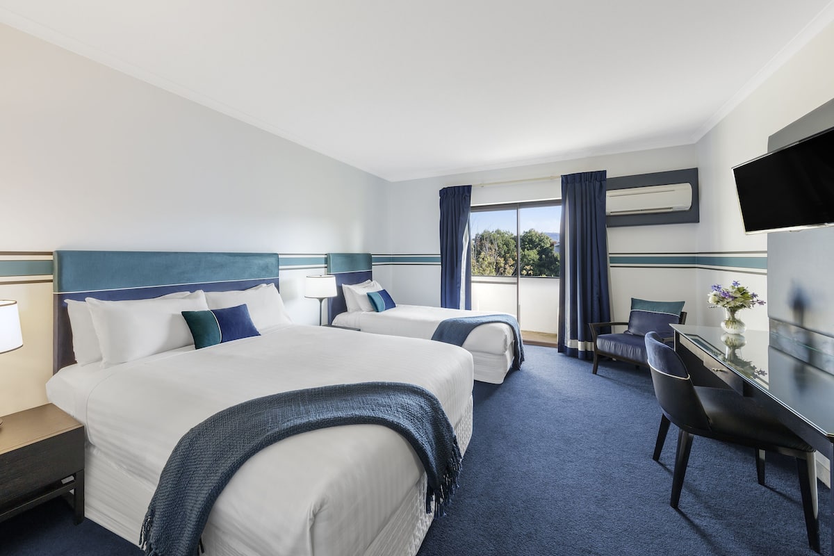 premium bedding, pillow-top beds, minibar, in-room safe