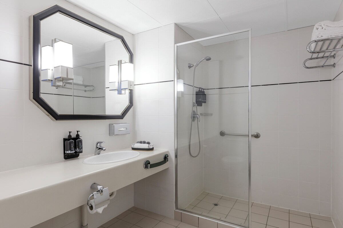 Ramada by Wyndham Diplomat Canberra