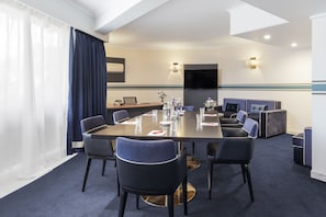 King Boardroom | Living area