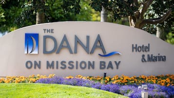 Señal del Hotel & Marina The Dana con logotipo, nombre y ubicación.
